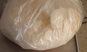 biała bryła narkotyków zawiniętych w przezroczysty worek foliowy