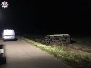 radiowóz oraz bus leżący na boku - pora nocna