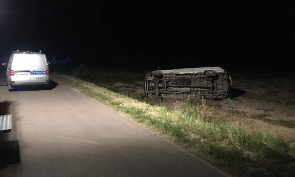 radiowóz oraz bus leżący na boku - pora nocna