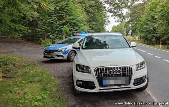 Odzyskane przez policję białe audi.