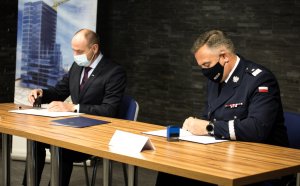 Komendant Wojewódzki Policji podpisuje umowę wraz z prezesem firmy Erbet
