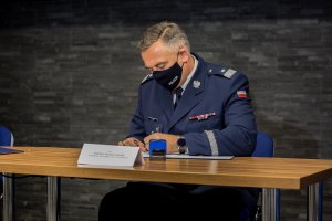 Komendant Wojewódzki Policji podpisuje umowę