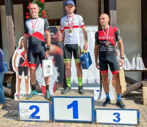 trzech zawodników na podium