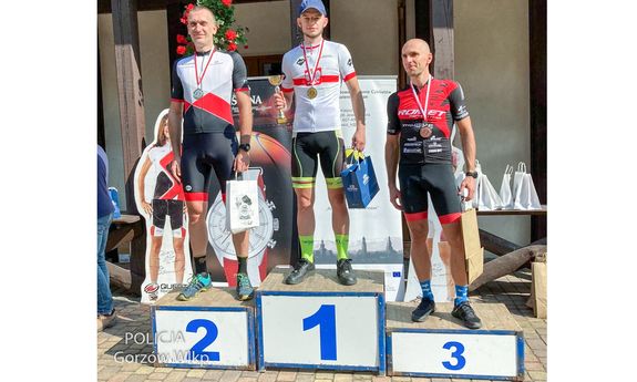 trzech zawodników na podium