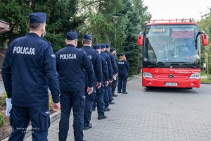 Policjanci w kolejce do krwiobusa.