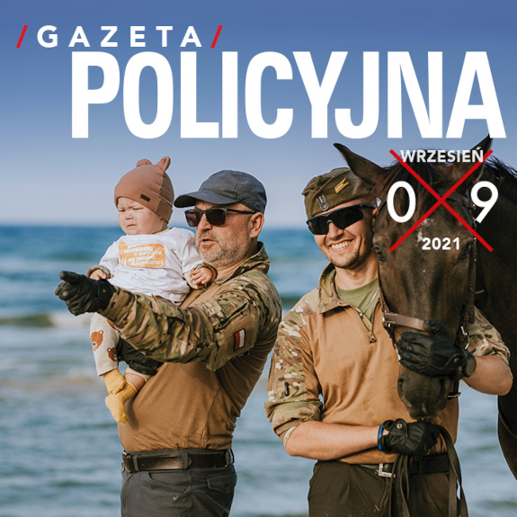 Na pierwszym planie widoczne białe napisy: wrzesień 09 2021, podcast gazeta policyjna. W tle policjant z dzieckiem na ręku, obok stoi żołnierz przytulony do głowy konia, trzyma go za uzdę, w tle morze.