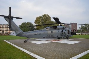 policyjny Black Hawk stoi na przyszpitalnym miejscu do lądowania. W tle widoczne są budynki