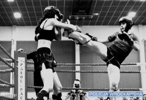 zdjęcie czarno-białe dwie kobiety walczące na ringu
