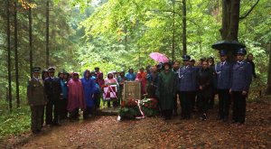 Uczestnicy ceremonii przy pomniku w Cisnej