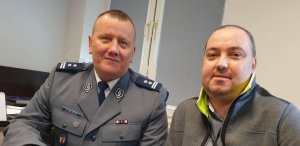 policjant w mundurze galowym - Komendant Powiatowy Policji w Pabianicach insp. Jarosław Tokarski z siedzącym obok w bluzie dresowej asp. szt. Rafałem Dzwonnikiem