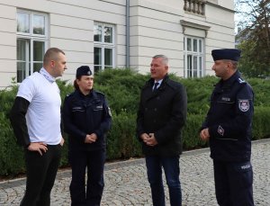 Policjant rowerzysta, przed wyjazdem w trasę, w trakcie rozmowy z komendantem wojewódzkim, rzecznikiem komendanta wojewódzkiego oraz samorządowcem.