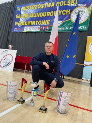 aspirant sztabowy Dariusz Opatrzyk ze zdobytymi pucharami i dyplomami