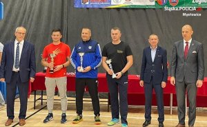 zdjęcie trzech najlepszych graczy mistrzostw wybranych decyzją sędziów. Trzeci od prawej asp. szt. Dariusz Opatrzyk