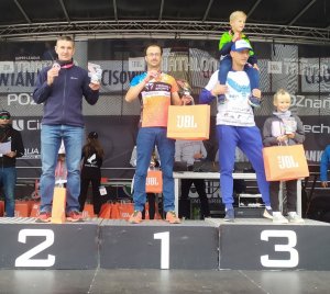 trzech najlepszych zawodników na podium