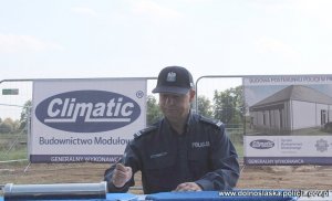 umundurowany policjant podpisuje dokumenty