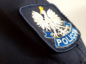 Policyjna czapka z orzełkiem i napisem policja