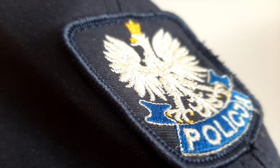 Policyjna czapka z orzełkiem i napisem policja