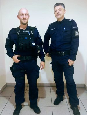 dwaj umundurowani policjanci