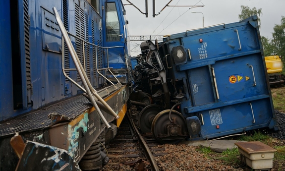 Przewrócony wagon towarowy