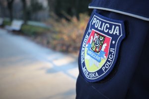 Naszywka ma mundurze z napisem POLICJA.