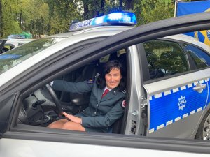 umundurowana policjantka litewska siedzi za kierownicą radiowozu