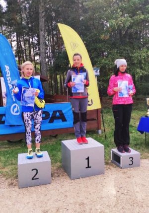 Zdjęcie przedstawia zawodników na podium