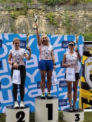 Zdjęcie przedstawia zawodniczki na podium