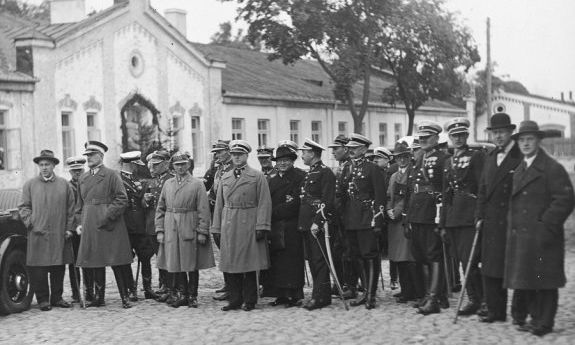 Uroczystość poświęcenia nowych koszar policyjnych przy ulicy Podchorążych w Warszawie - na zdjęciu przed budynkiem grupa ludzi w mundurach i ubraniach cywilnych pozuje do zdjęcia