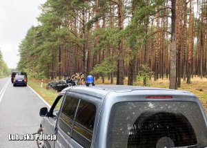 Rozbite auto w rowie przy leśnej drodze, dookoła niego pomagający kontrterroryści oraz trzy inne auta zatrzymane na jezdni