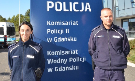 policjanci stoją przed budynkiem komisariatu, pozują do zdjęcia