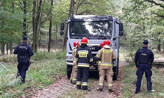 Policjanci i strażacy na poligonie w Katowicach.