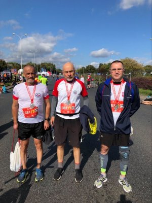 trzech zawodników z medalami zawieszonymi na szyi