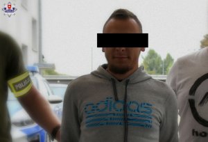 Zatrzymany mężczyzna prowadzony przez policję