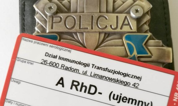 Legitymacja krwiodawcy leżąca na legitymacji policyjnej