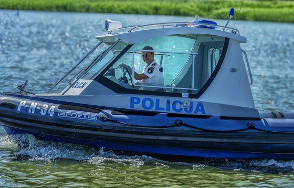 policjantka na łodzi