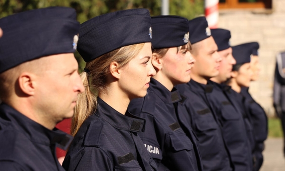 policjantki i policjanci stojący w szeregu