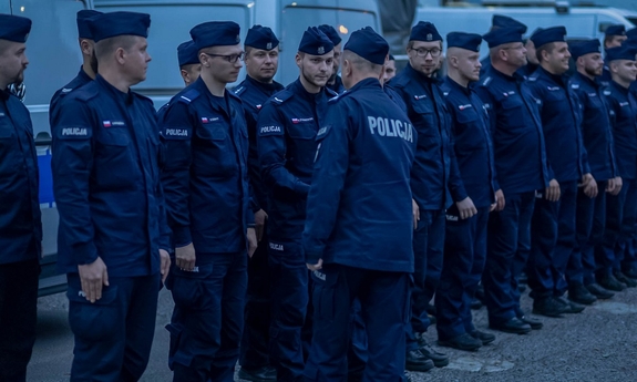 Policjanci z Oddziału Prewencji Policji w Poznaniu stoją w dwuszeregu. Wita ich insp. Sławomir Piekut Zastępca Komendanta Wojewódzkiego Policji w Poznaniu