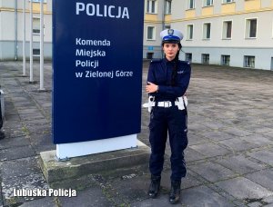 policjantka na placu przed budynkiem