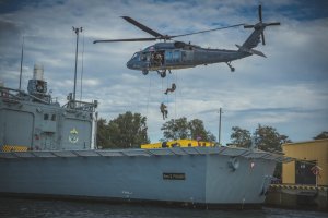 Śmigłowiec Black Hawk, z którego funkcjonariusze opuszczają się na linach na rufę okrętu Gen. K. Pułaski.