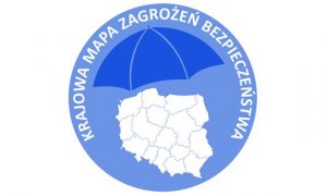 W niebieskim kole biały napis: Krajowa Mapa Zagrożeń Bezpieczeństwa, pod nim ciemnoniebieski parasol rozpostarty nad białą mapa Polski z zaznaczonymi konturami województw