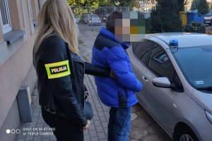 Policjantka z zatrzymanym przy nieoznakowanym radiowozie Policji
