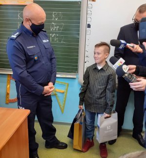 Wizyta Komendanta Powiatowego Policji w Sieradzu oraz Prezydenta Miasta Sieradza w szkole do której chodzi 11-letni Kuba i wręczenie podziękowań i upominków