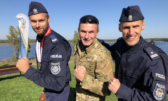 dwaj policjanci i żołnierz