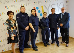 Starosta nyski Andrzej Kruczkiewicz oraz dyrektor PCPR w Nysie Krystyna Wilisowska i nagrodzeni policjanci