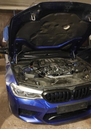 odzyskany samochód bmw w garażu z otwartą maską