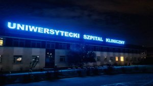 Pora nocna. Niebieski świecący neon: Uniwersytecki Szpital Kliniczny