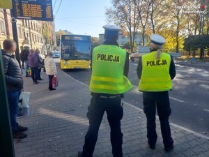 Policjanci prowadzą kontrolę przestrzegania przepisów w związku ze stanem epidemii