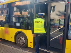 Policjanci prowadzą kontrolę przestrzegania przepisów w związku ze stanem epidemii