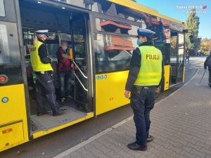 Policjanci prowadzą kontrolę przestrzegania przepisów w związku ze stanem epidemii