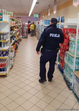 Policjanci prowadzą kontrolę przestrzegania przepisów w związku ze stanem epidemii